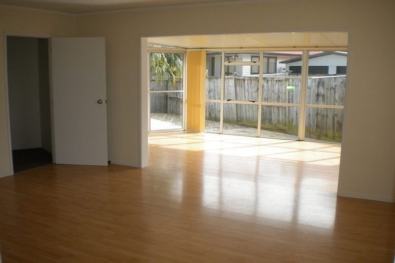 Photo of property in 100 Kemp Road, Massey, Auckland, 0614