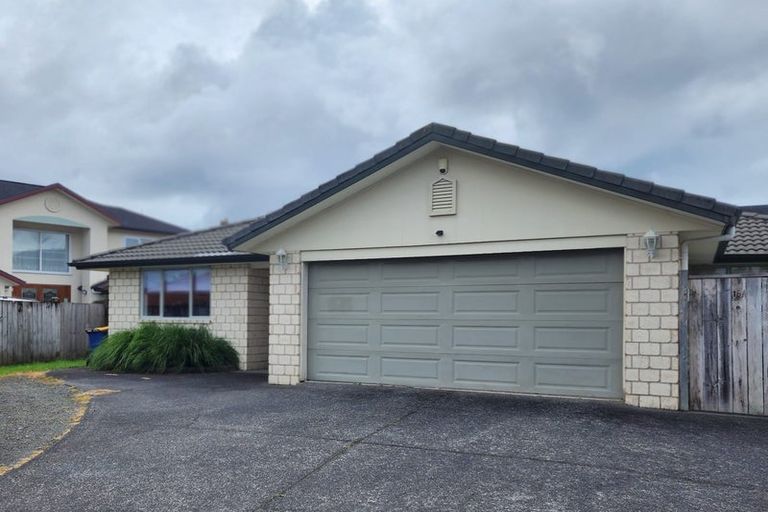 Photo of property in 16 Malin Place, Pinehill, Auckland, 0632