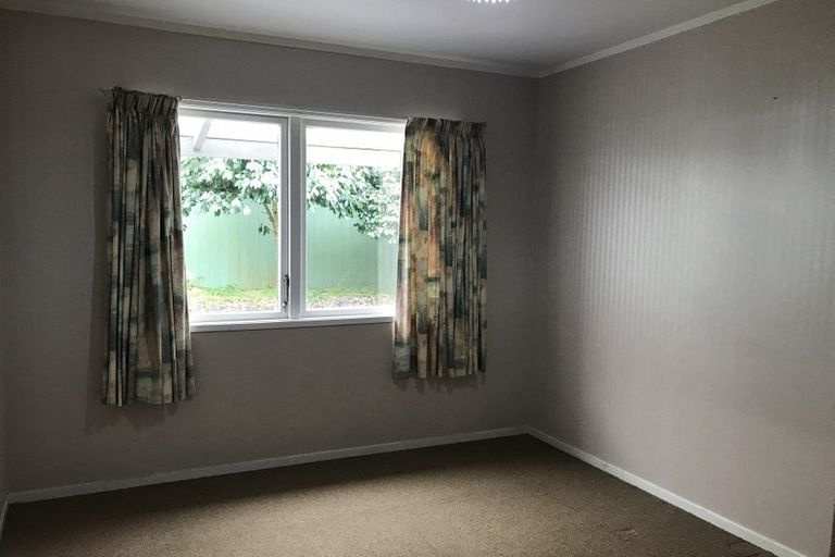 Photo of property in 37 Takapu Street, Henderson, Auckland, 0612