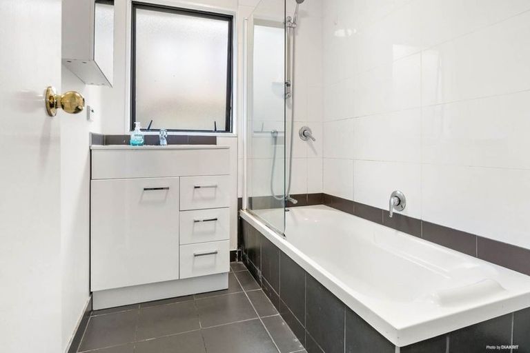 Photo of property in 1/13 Trengove Place, West Harbour, Auckland, 0618