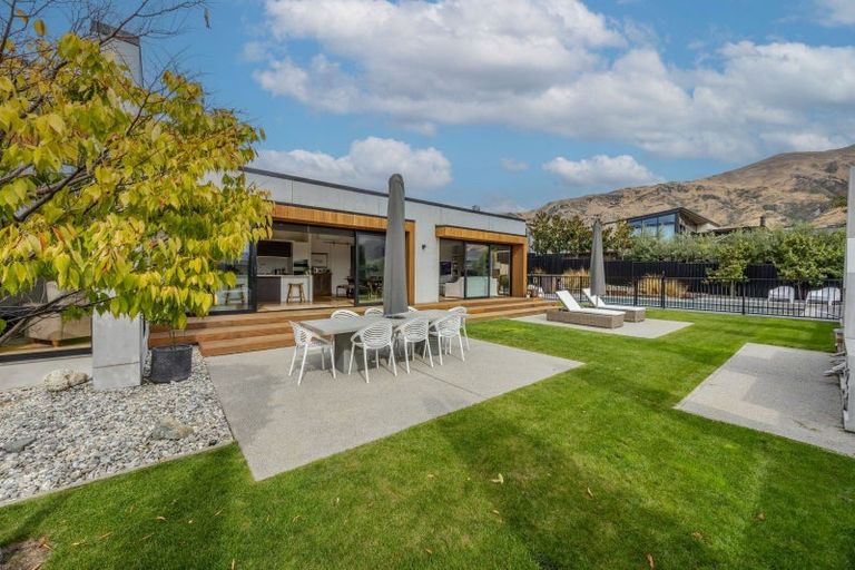 Photo of property in 16 Sapphire Spring Rise, Wanaka, 9305
