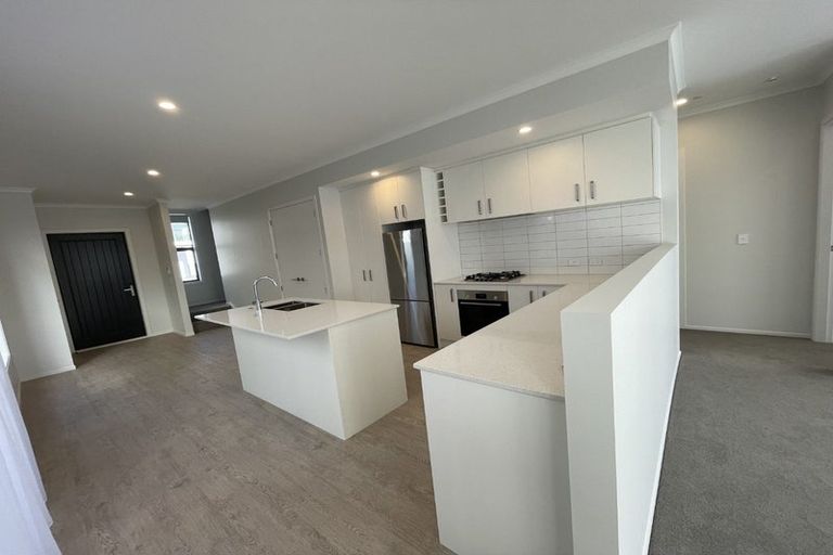 Photo of property in 18 Koreke Close, Kenepuru, Porirua, 5022