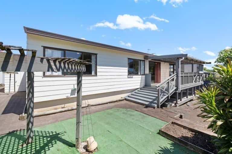 Photo of property in 2/25 De Quincey Terrace, Highland Park, Auckland, 2010