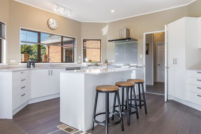 Photo of property in 2 Saunders Close, Whitby, Porirua, 5024