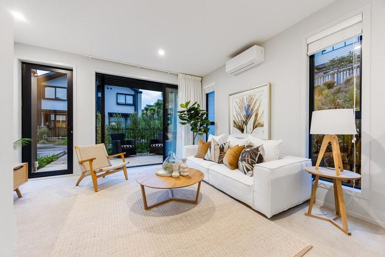 Photo of property in 2e Nerita Place, Long Bay, Auckland, 0630