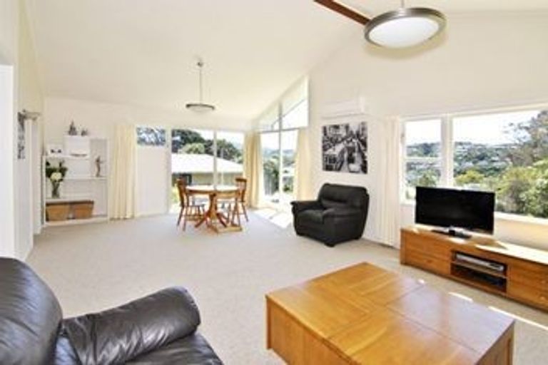 Photo of property in 6 Omega Street, Newlands, Wellington, 6037