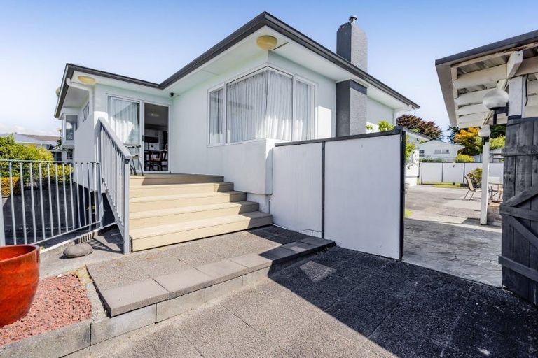 Photo of property in 8 Mahoe Street, Strandon, New Plymouth, 4312
