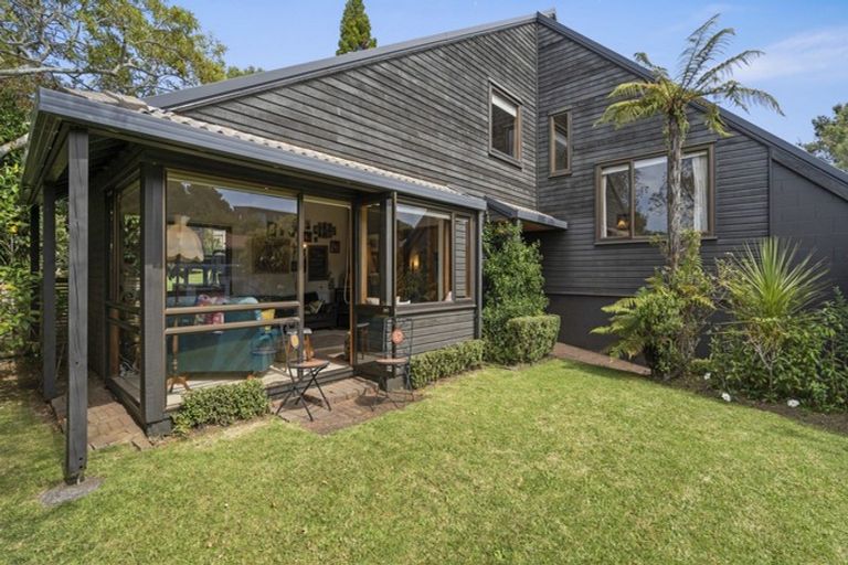 Photo of property in 11 Cannon Street, Westown, New Plymouth, 4310