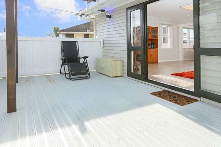 Photo of property in 3 Glen Marine Parade, Glendene, Auckland, 0602