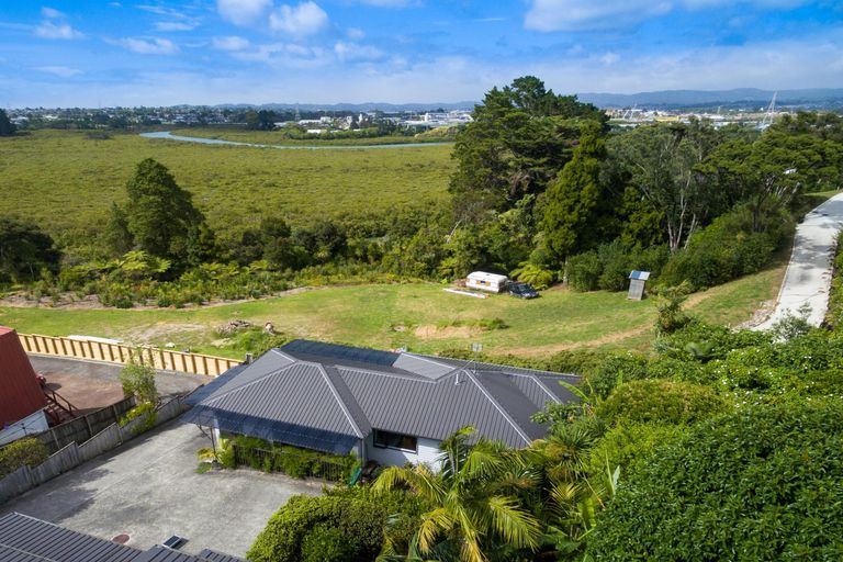 Photo of property in 24 Edgerton Road, Te Atatu Peninsula, Auckland, 0610