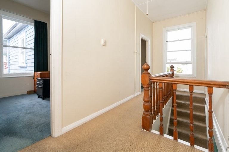 Photo of property in 10 Edge Hill, Mount Victoria, Wellington, 6011