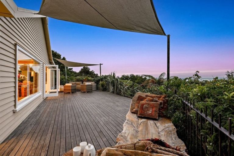 Photo of property in 37 Quinns Road, Waiatarua, Auckland, 0612