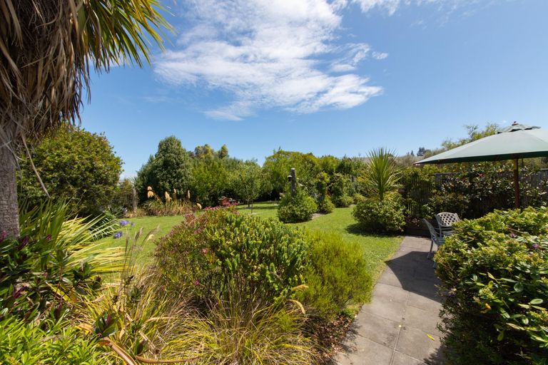 Photo of property in 57 Waicola Drive, Fitzherbert, Palmerston North, 4471
