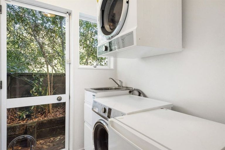 Photo of property in 2/30 Bond Crescent, Forrest Hill, Auckland, 0620