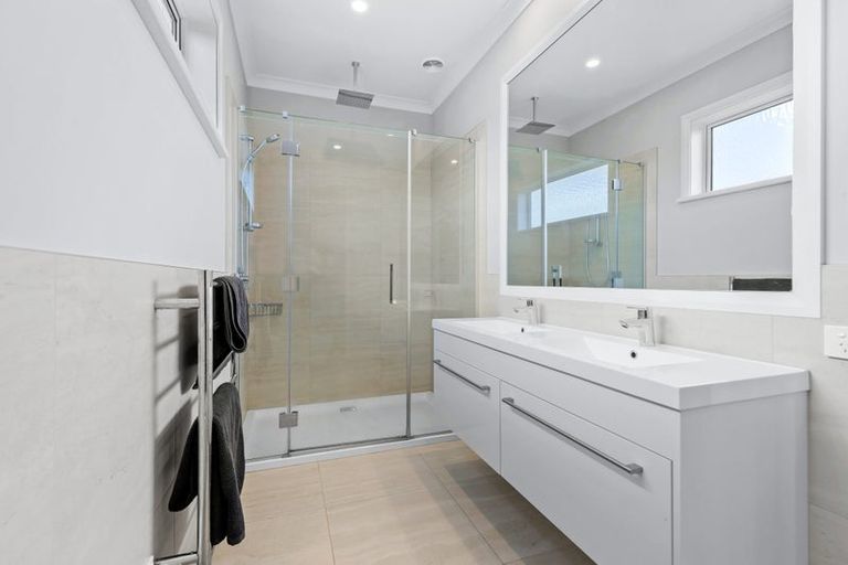 Photo of property in 10 Pekanga Road, Orewa, 0931