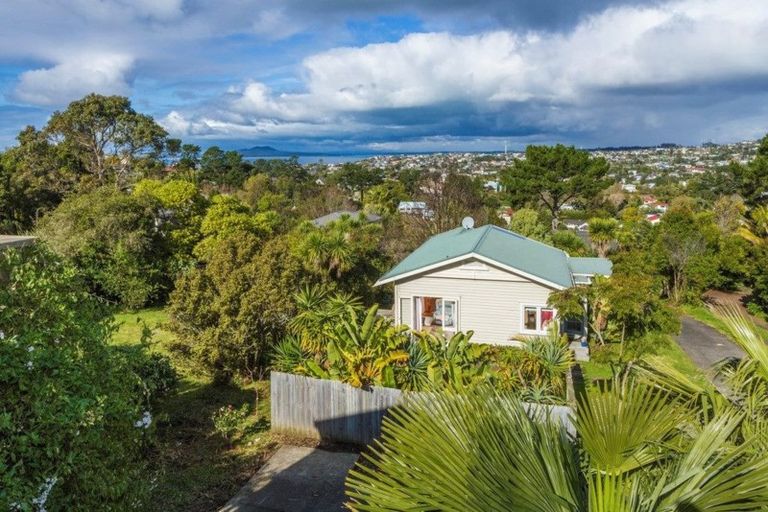 Photo of property in 72 Carlisle Road, Browns Bay, Auckland, 0632