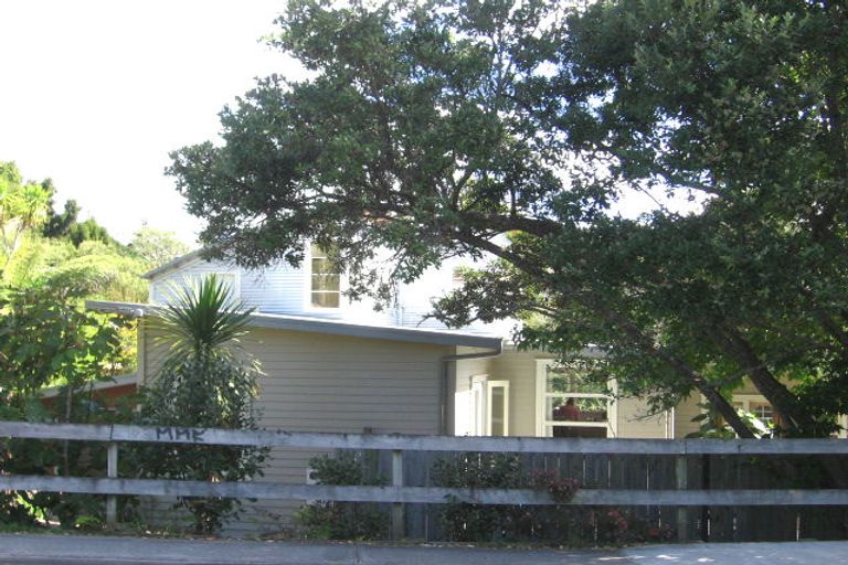 Photo of property in 8 Seaton Road, Murrays Bay, Auckland, 0630