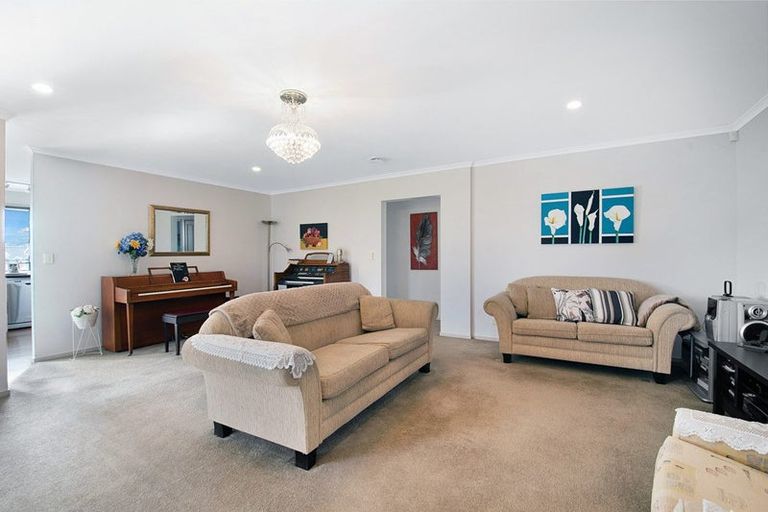 Photo of property in 14 Fairford Avenue, Henderson, Auckland, 0612
