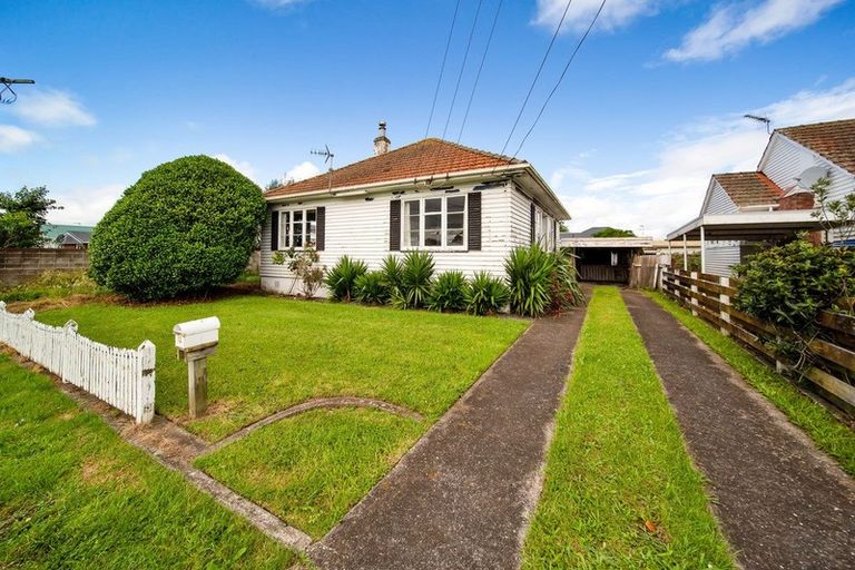 Photo of property in 12 Caledonia Street, Hawera, 4610
