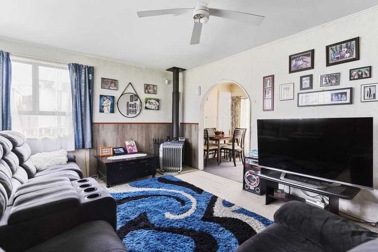 Photo of property in 2 Kirton Crescent, Manurewa, Auckland, 2102
