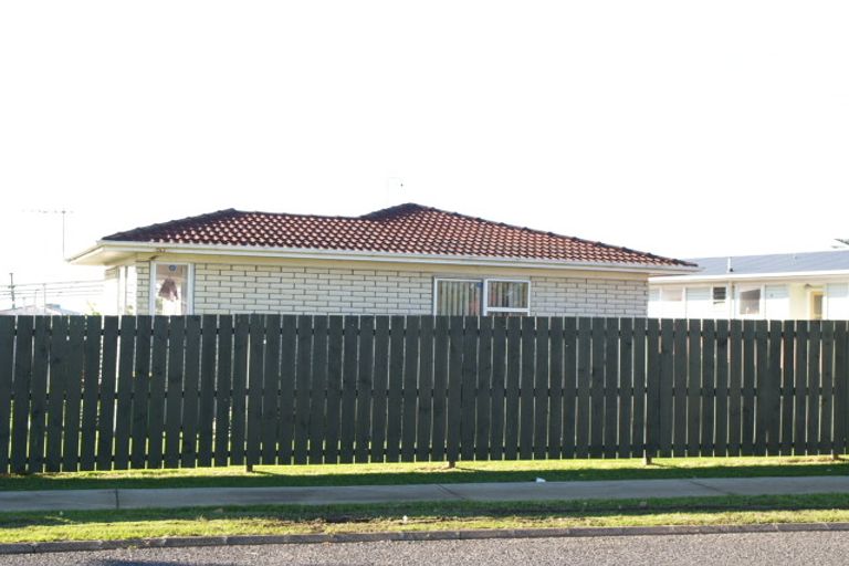 Photo of property in 8 Raglan Street, Mangere East, Auckland, 2024