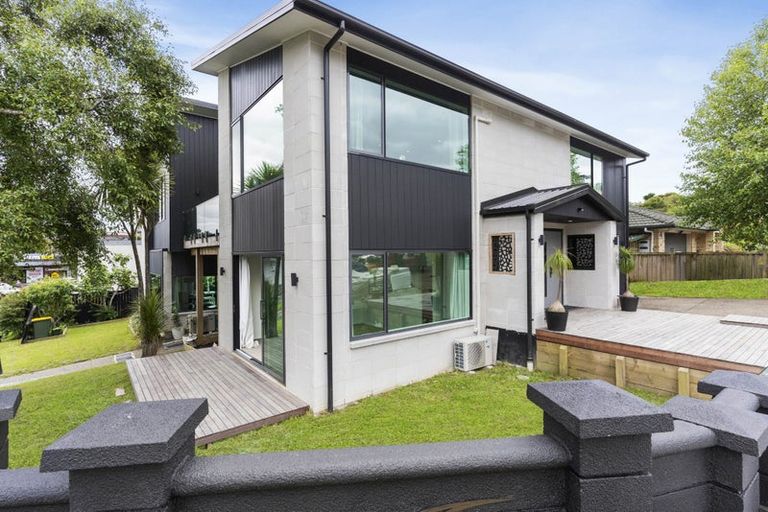Photo of property in 2 Sunvista Avenue, Oteha, Auckland, 0632