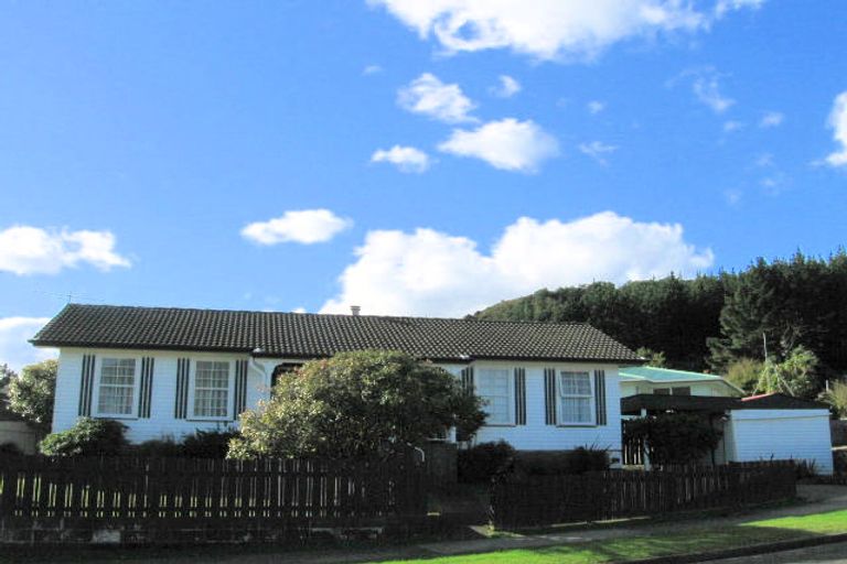 Photo of property in 5 Mimihau Grove, Wainuiomata, Lower Hutt, 5014