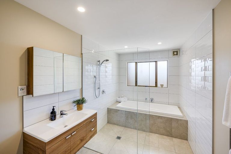 Photo of property in 16 Ngarimu Crescent, Taradale, Napier, 4112