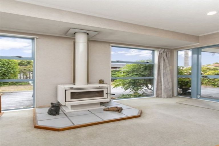 Photo of property in 3 Maurice Borich Place, Henderson, Auckland, 0610