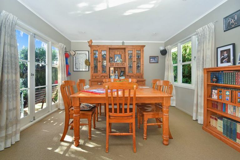Photo of property in 8 Hobsonville Road, West Harbour, Auckland, 0618