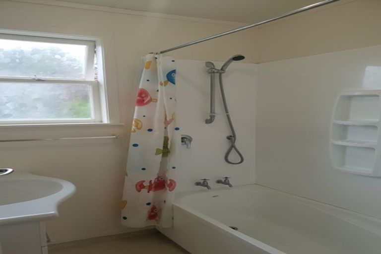 Photo of property in 6 Knox Road, Swanson, Auckland, 0612