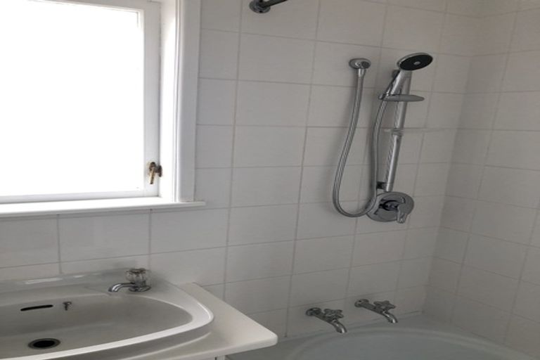 Photo of property in 22 Gossamer Drive, Pakuranga Heights, Auckland, 2010