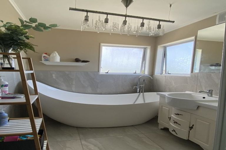 Photo of property in 33a Cedar Heights Avenue, Massey, Auckland, 0614