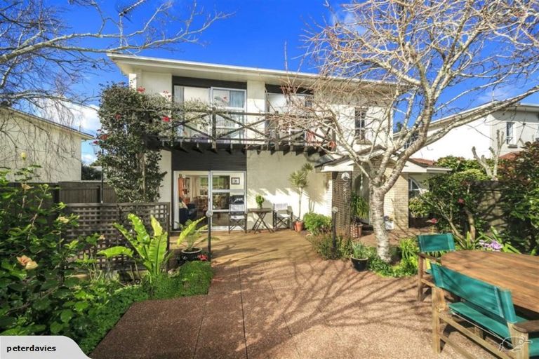 Photo of property in 2/4 Frater Avenue, Milford, Auckland, 0620