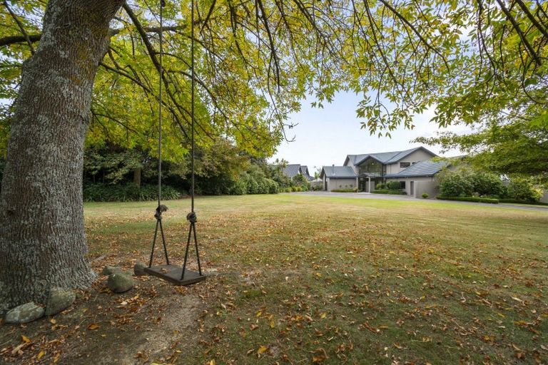 Photo of property in 70 Waicola Drive, Fitzherbert, Palmerston North, 4471