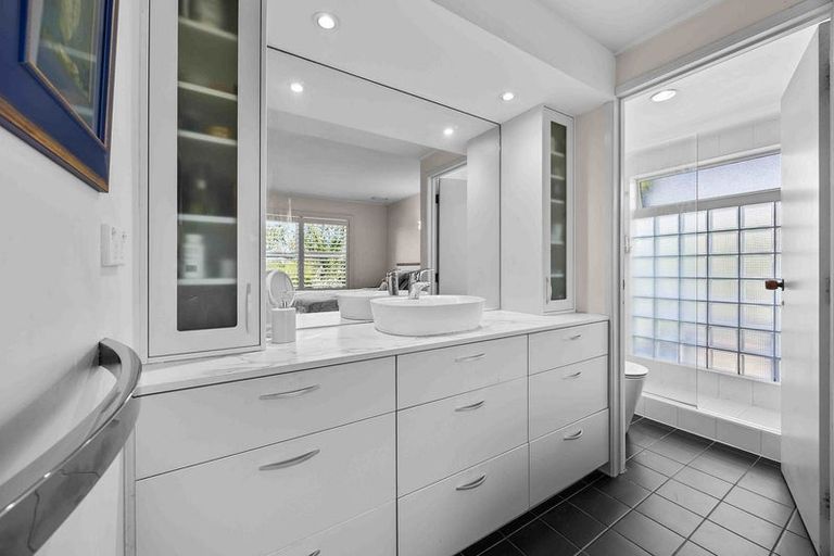 Photo of property in 8 Hedge Row, Sunnyhills, Auckland, 2010