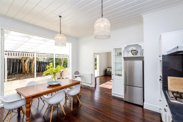 Photo of property in 100 Belt Road, New Plymouth, 4310