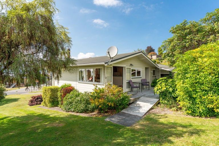 Photo of property in 8 Earle Place, Acacia Bay, Taupo, 3330