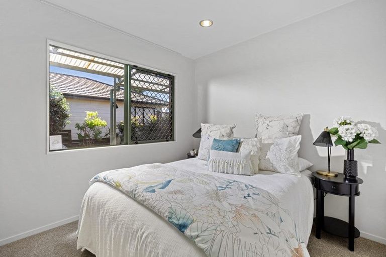 Photo of property in 2/18 Edgeworth Road, Glenfield, Auckland, 0629