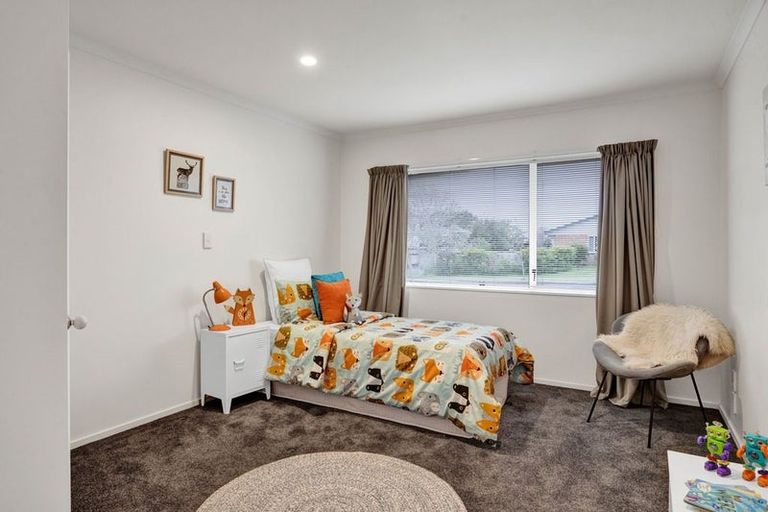 Photo of property in 18 Kinross Drive, Merrilands, New Plymouth, 4312