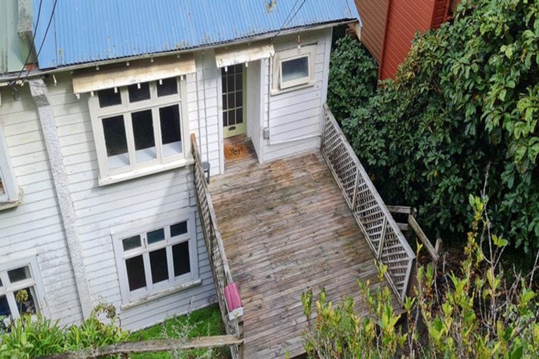 Photo of property in 18 Garden Road, Northland, Wellington, 6012