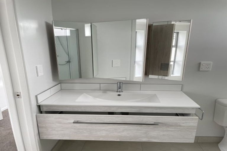 Photo of property in 28a Yeovil Road, Te Atatu Peninsula, Auckland, 0610