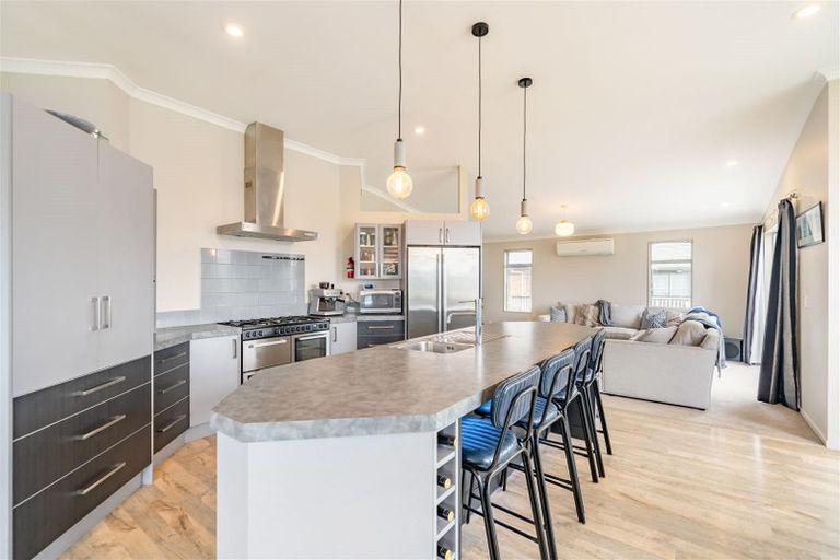 Photo of property in 15 James Nairn Grove, Riverstone Terraces, Upper Hutt, 5018