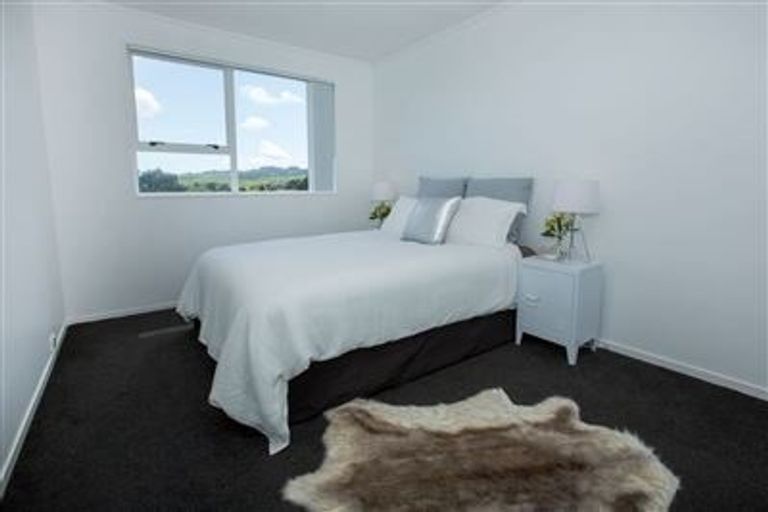 Photo of property in 12a Kingsbridge Place, Newlands, Wellington, 6037