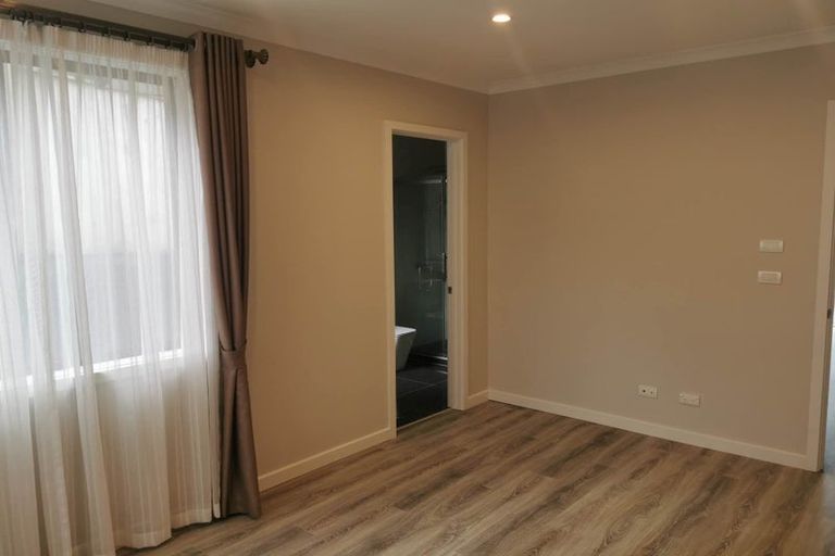 Photo of property in 21 Ascension Crescent, Orewa, 0931