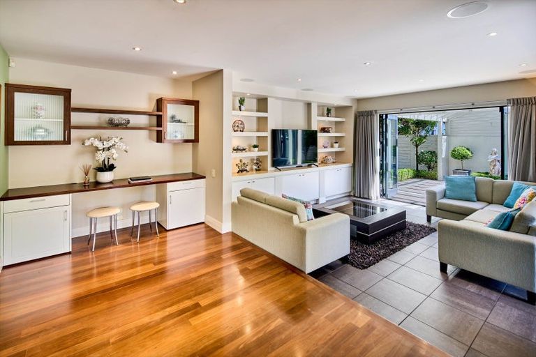 Photo of property in 15 Hautana Square, Woburn, Lower Hutt, 5010