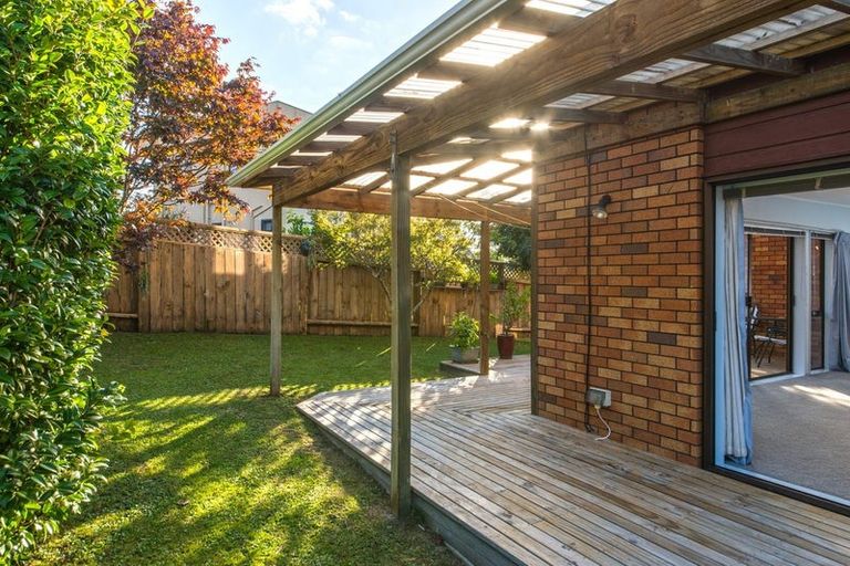 Photo of property in 92 Manhattan Heights, Glendene, Auckland, 0602