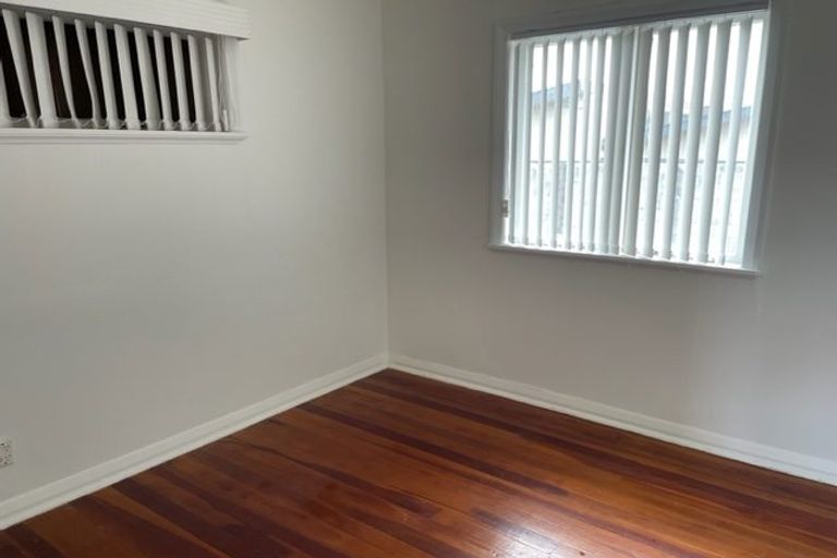 Photo of property in 1/22 Cliff View Drive, Green Bay, Auckland, 0604