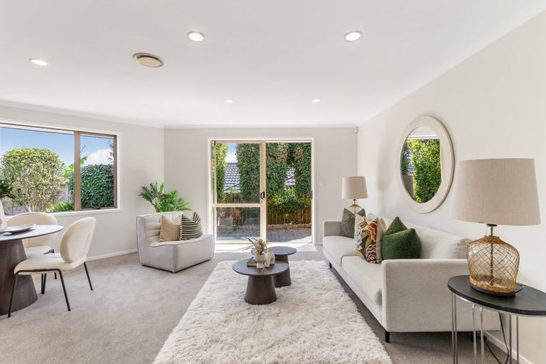 Photo of property in 5 Sunvista Avenue, Oteha, Auckland, 0632