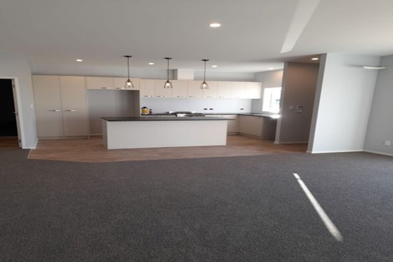 Photo of property in 1 Madden Avenue, Kumeu, 0810